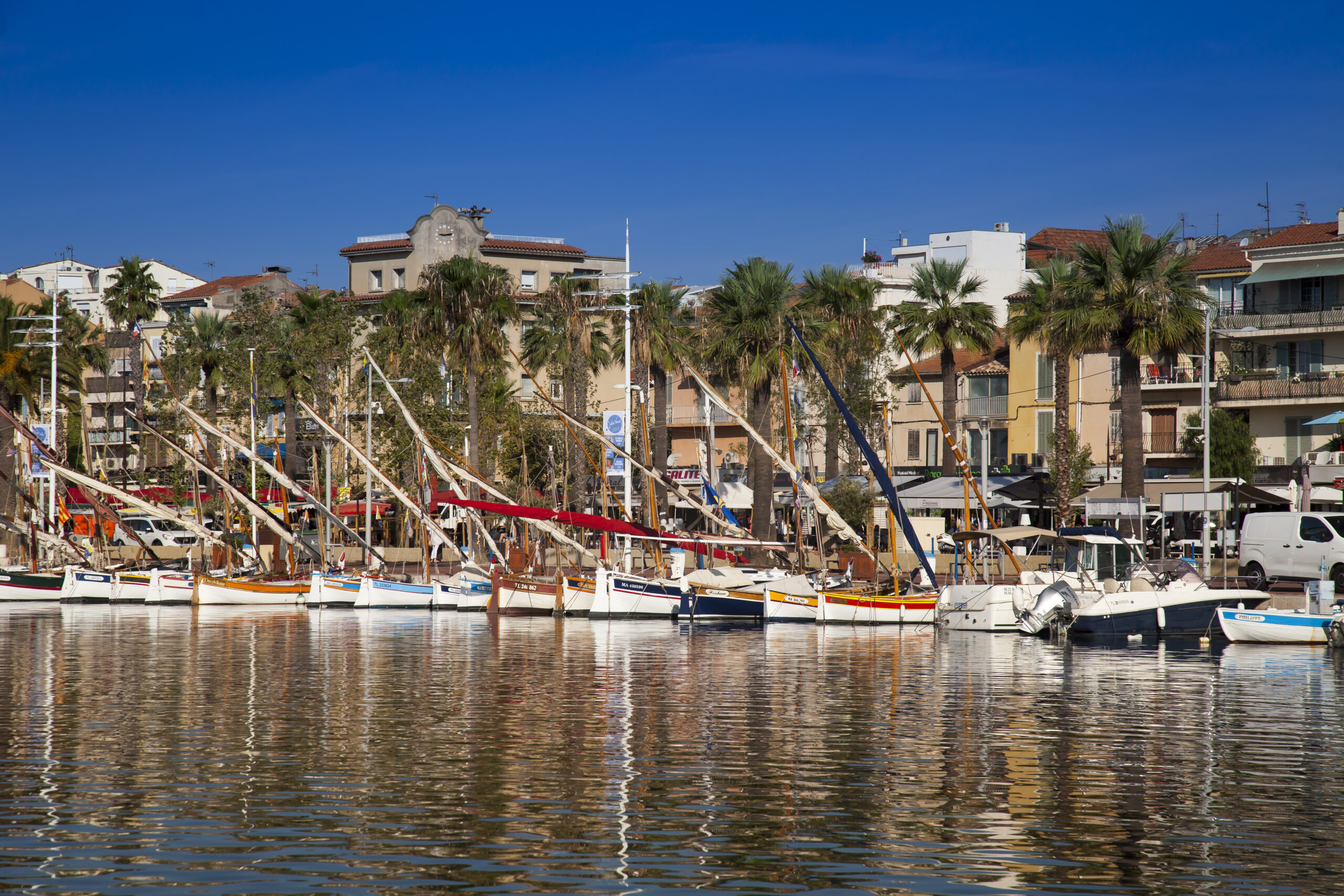 Segel-und Fischerboote im Hafen von Bandol, Alpes-Maritimes, Cote d'Azur, Südfrankreich, Frankreich, Europa| Sailing and fishing boats in the harbor of Bandol, Alpes-Maritimes, Cote d'Azur, southern France, France, Europe