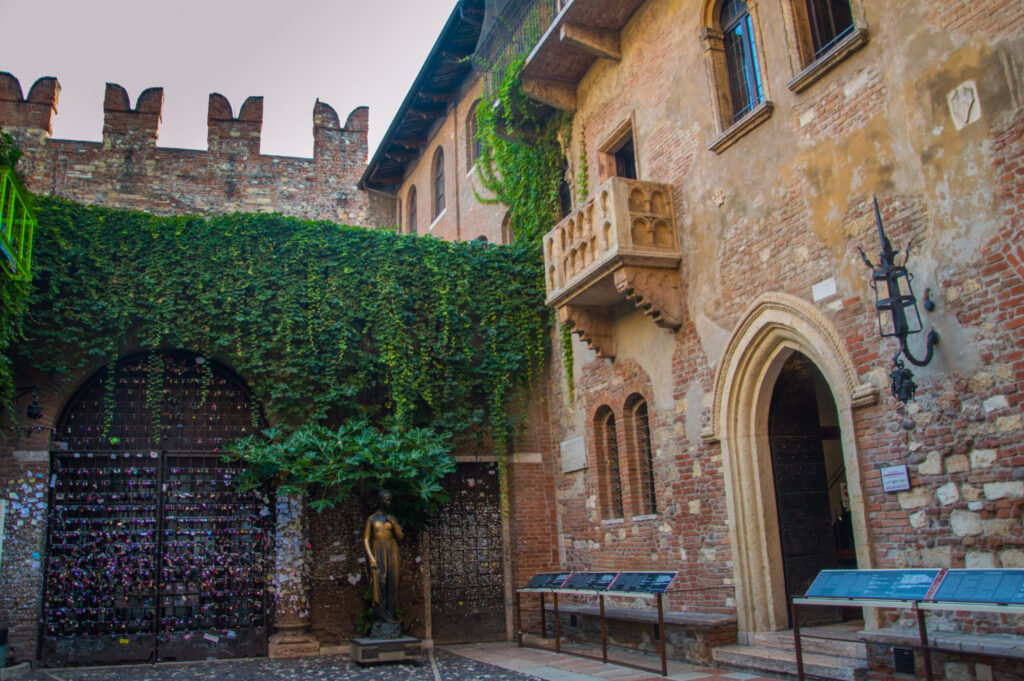 Balcony of Juliet from "Romeo and Juliet" by W. Shakespeare, Verona, Italy.